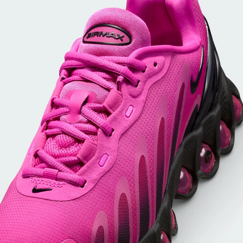 Details the premium technical weave of the abrasion-resistant front toe box cap and the precision eyelet configuration lines.