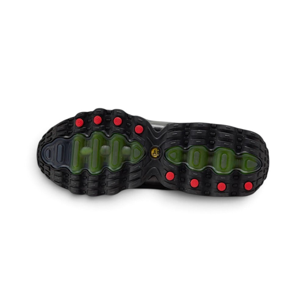 Showing the rugged rubber outsole with integrated flex grooves and the visible Dynamic Air chambers.