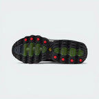 Showing the rugged rubber outsole with integrated flex grooves and the visible Dynamic Air chambers.