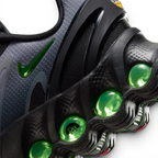 Highlighting the transition between the plush underfoot foam and the pressurized Air tubes.