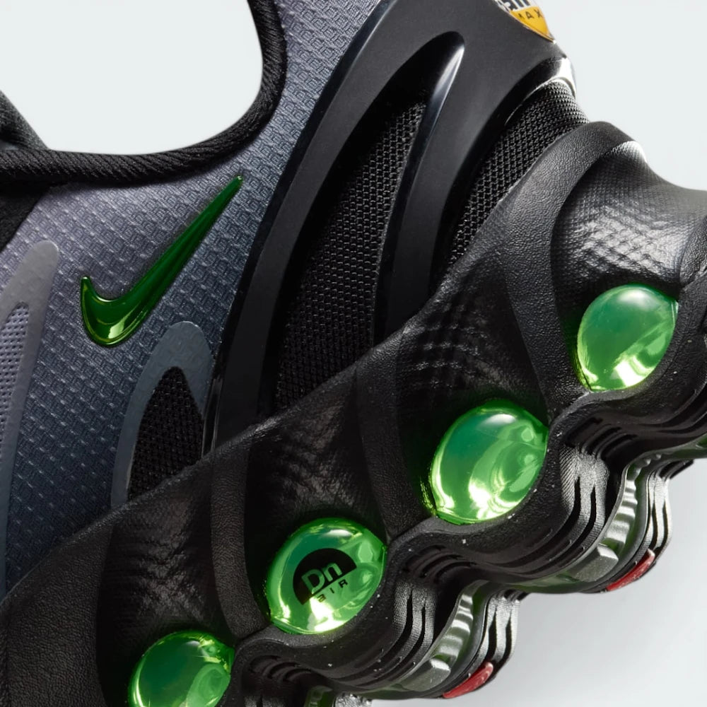 Highlighting the transition between the plush underfoot foam and the pressurized Air tubes.
