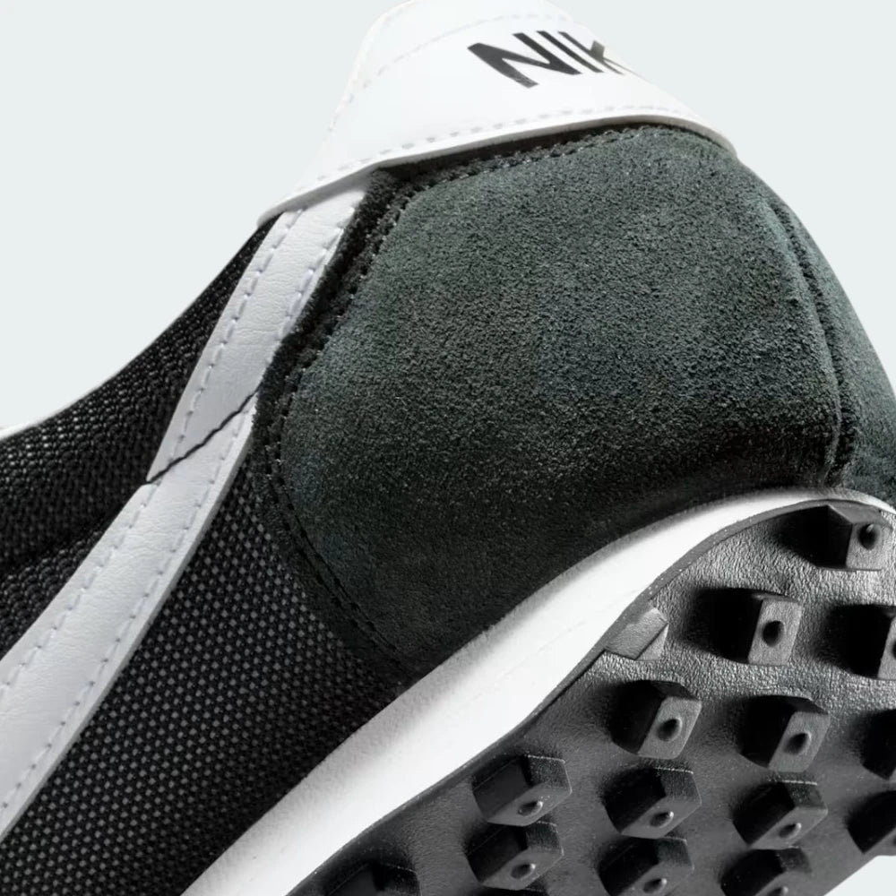 Detailed zoom on the flared foam midsole and the Waffle tread, highlighting the classic construction techniques.