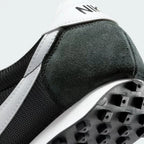Detailed zoom on the flared foam midsole and the Waffle tread, highlighting the classic construction techniques.