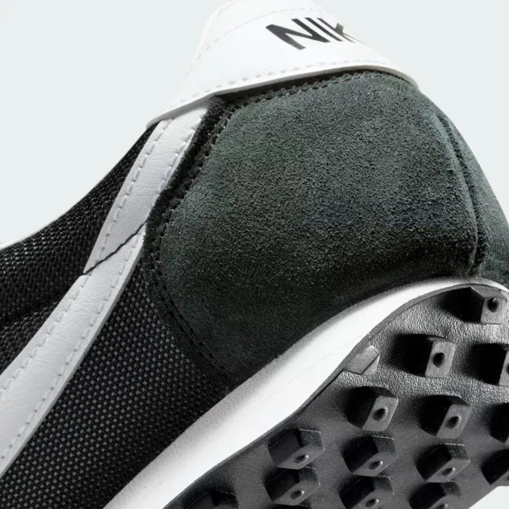 Detailed zoom on the flared foam midsole and the Waffle tread, highlighting the classic construction techniques.