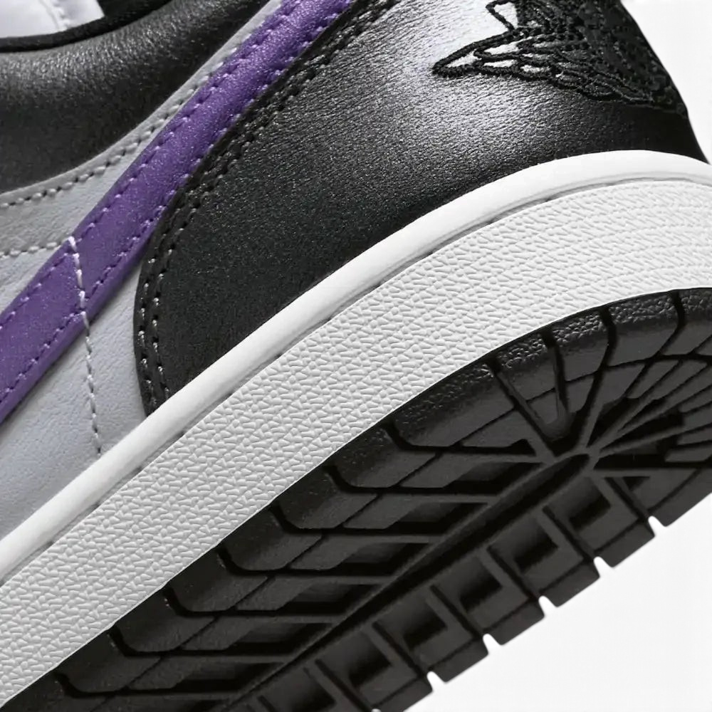 Detailed zoom on the midsole, highlighting the classic cupsole stitching and the transition to the durable tonal rubber outsole.