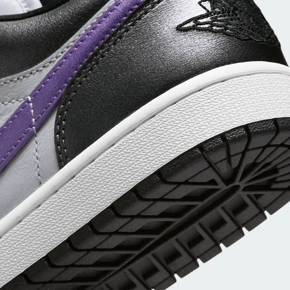 Detailed zoom on the midsole, highlighting the classic cupsole stitching and the transition to the durable tonal rubber outsole.