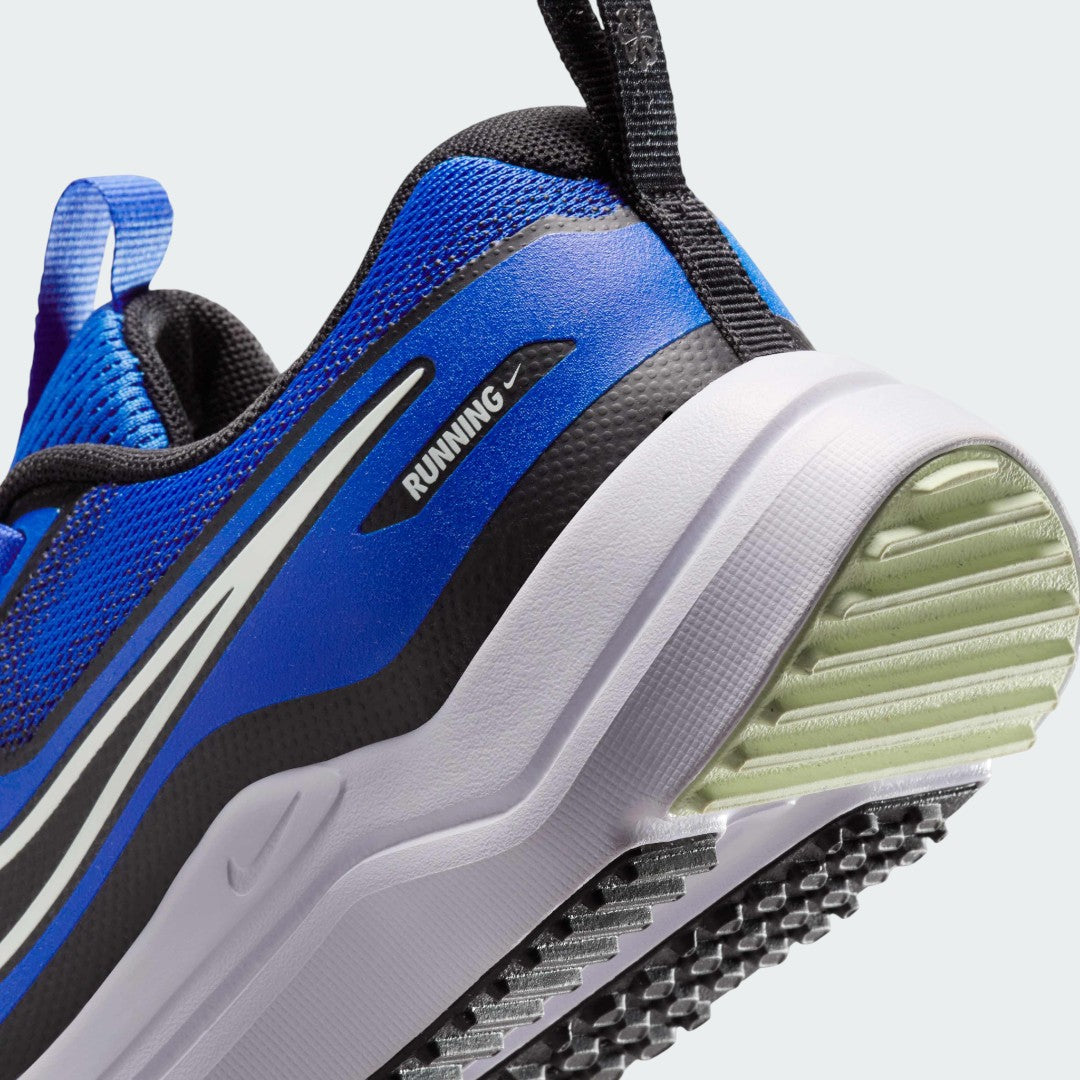 Detailed zoom on the outsole and midsole of the Nike Cosmic Runner Juniors' blue running trainers, highlighting the soft foam cushioning and durable rubber outsole.
