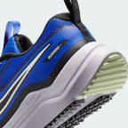 Detailed zoom on the outsole and midsole of the Nike Cosmic Runner Juniors' blue running trainers, highlighting the soft foam cushioning and durable rubber outsole.