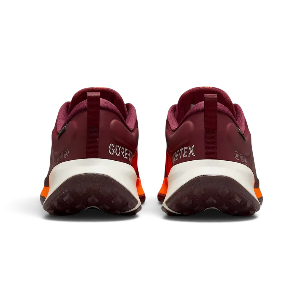 Rear view of the Nike Juniper Trail 2 GORE-TEX V2 men's trail shoes, focusing on the structured heel and GORE-TEX branding.