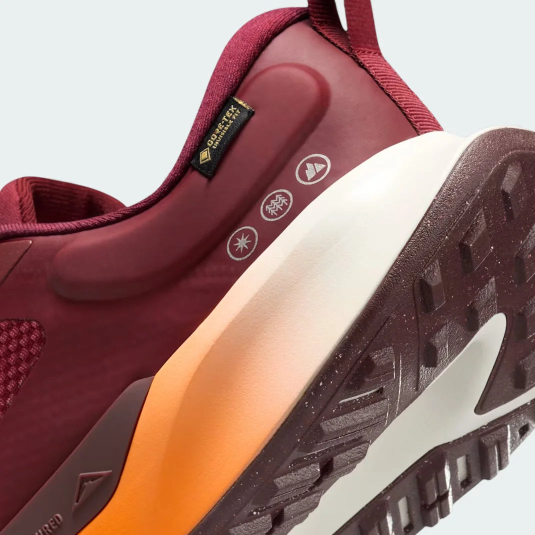 Detailed zoom on the outsole and midsole of the Nike Juniper Trail 2 GORE-TEX V2 trail shoes, highlighting the cushioned foam and rugged rubber outsole.