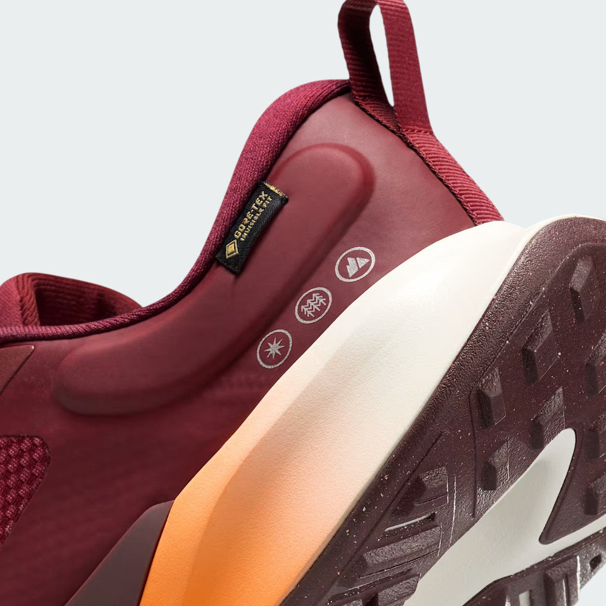Detailed zoom on the outsole and midsole of the Nike Juniper Trail 2 GORE-TEX V2 men's trail shoes, highlighting the responsive React foam cushioning and rugged rubber outsole.