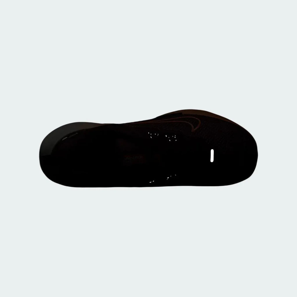 Detailed zoom on the outsole and midsole of the Nike Juniper Trail 2 GORE-TEX V2 men's trail shoes, highlighting the reflective parts of shoes