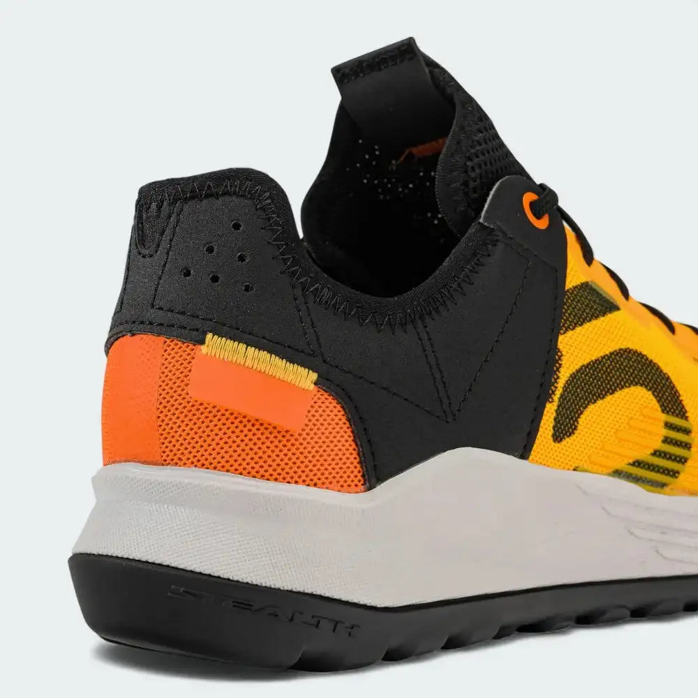 Detailed zoom on the outsole and midsole of the Adidas Five Ten Trailcross LT shoes, highlighting the lightweight cushioning and the specialized Stealth rubber grip.