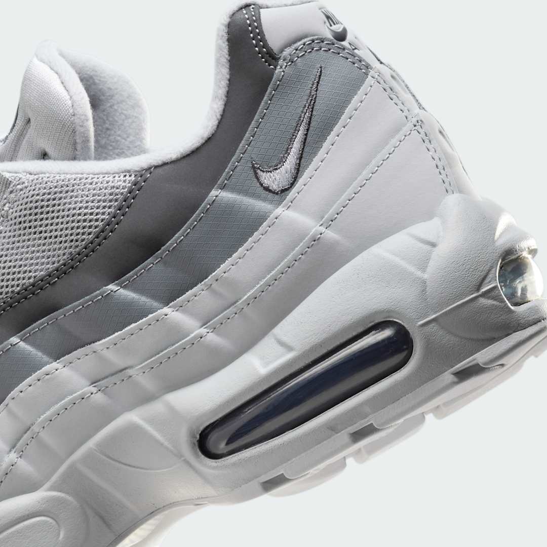 Detailed zoom on the outsole and midsole of the Nike Air Max 95 Men's running shoes, highlighting the cushioned foam and visible Max Air units.