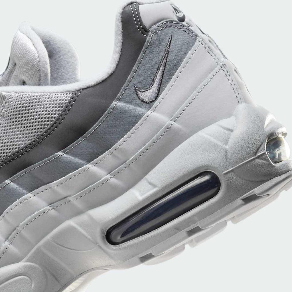 Detailed zoom on the outsole and midsole of the Nike Air Max 95 Men's running shoes, highlighting the cushioned foam and visible Max Air units.