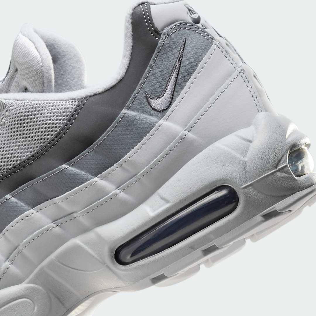 Detailed zoom on the outsole and midsole of the Nike Air Max 95 Men's running shoes, highlighting the cushioned foam and visible Max Air units.