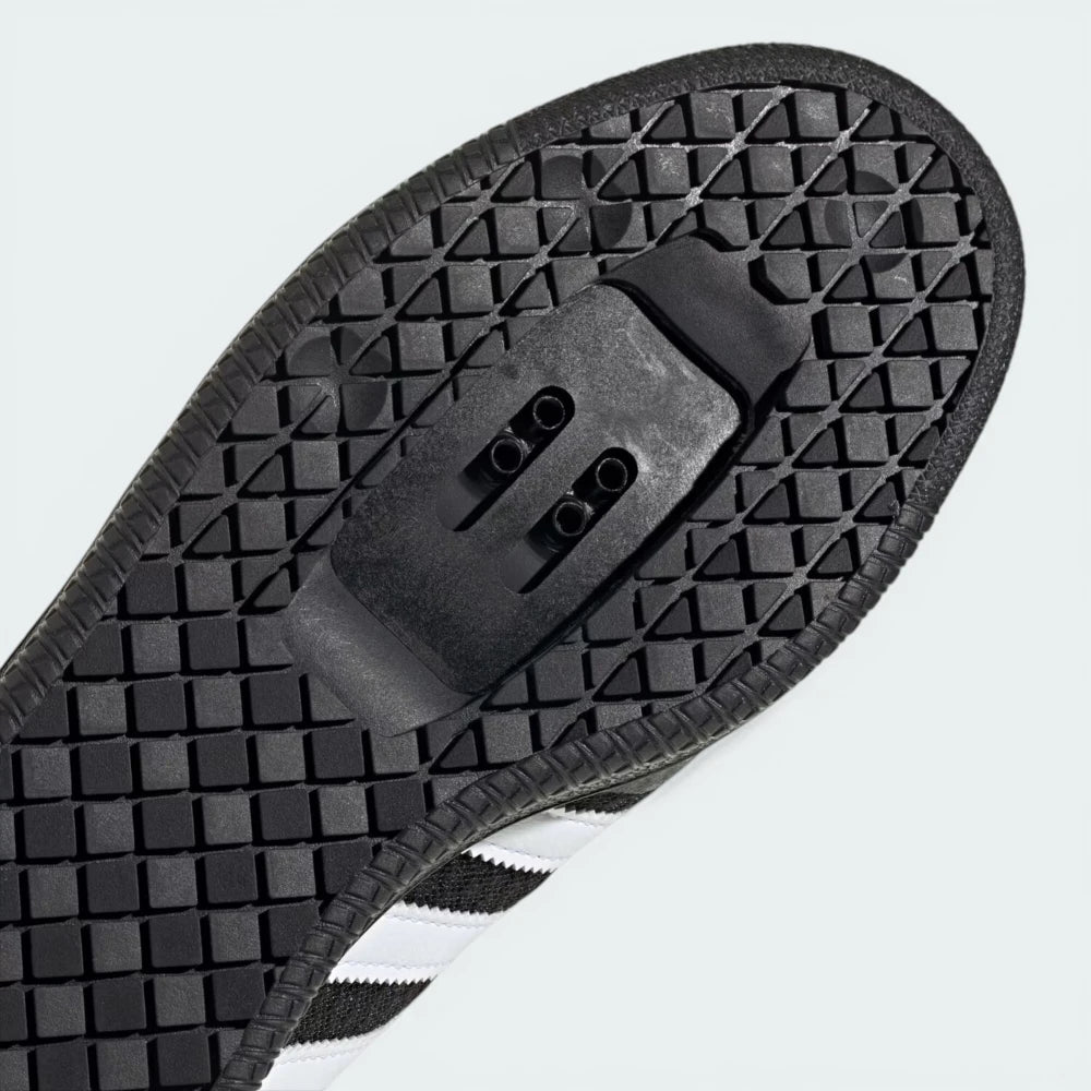 Zoom looking at the outsole and midsole, showcasing the walking-friendly tread and the rigid pedal contact zone.