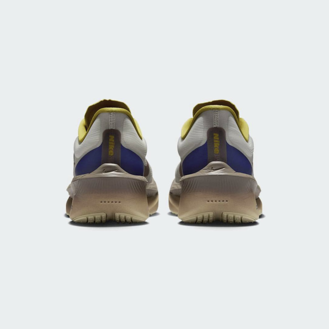 Rear view of the Nike ZoomX Invincible Run Flyknit 4 Men's running shoes, focusing on the wide heel base for stability and plush collar.