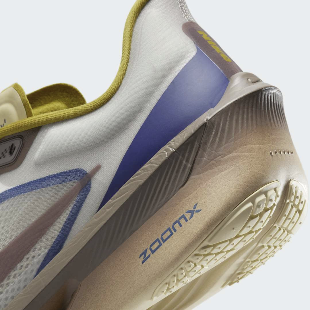 Detailed zoom on the outsole and midsole of the Nike ZoomX Invincible Run Flyknit 4 Men's running shoes, highlighting the thick ZoomX foam cushioning and durable rubber outsole.