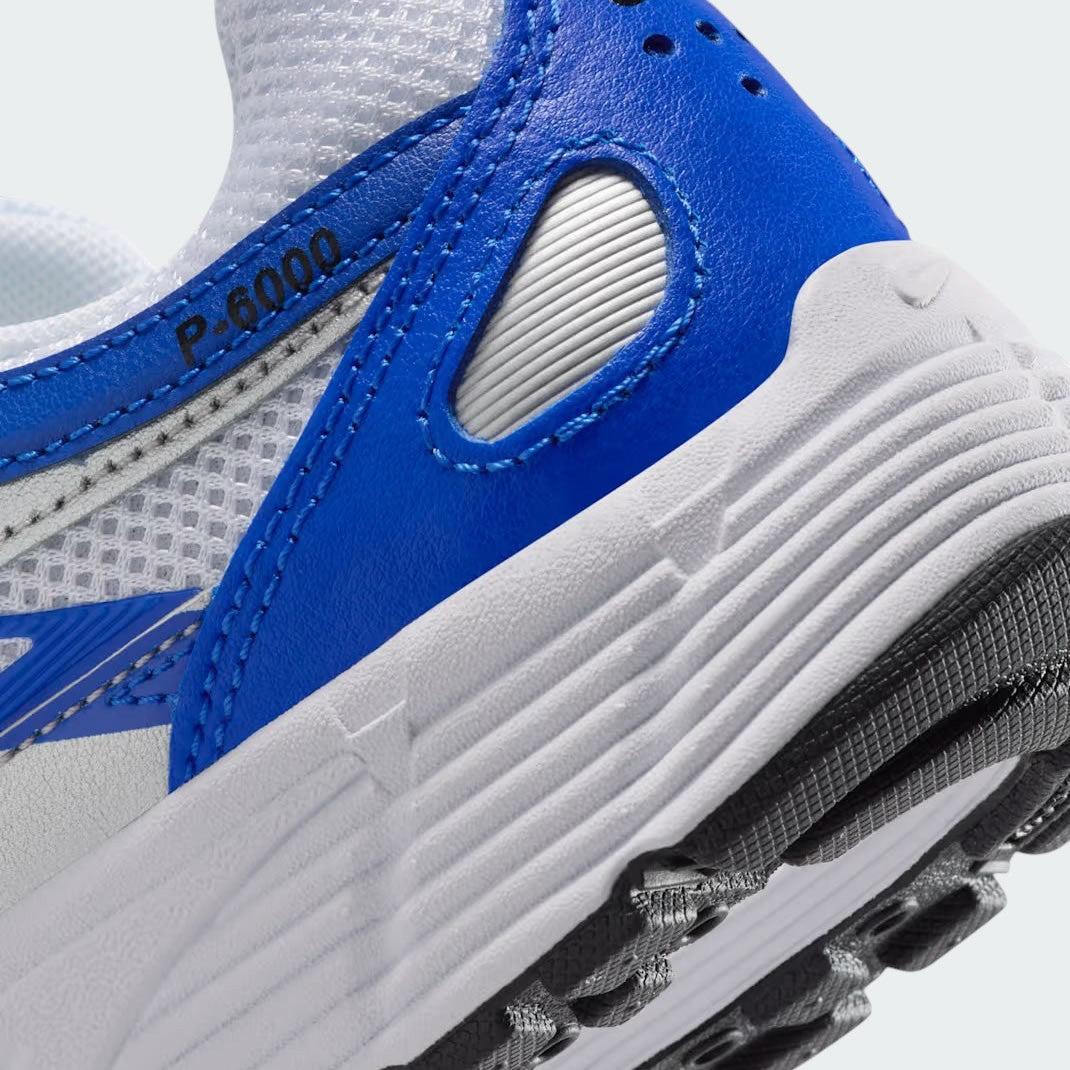 Detailed zoom on the outsole and midsole of the Nike P-6000 Juniors' blue trainers, highlighting the cushioned foam and durable rubber outsole for comfortable wear.