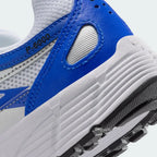 Detailed zoom on the outsole and midsole of the Nike P-6000 Juniors' blue trainers, highlighting the cushioned foam and durable rubber outsole for comfortable wear.
