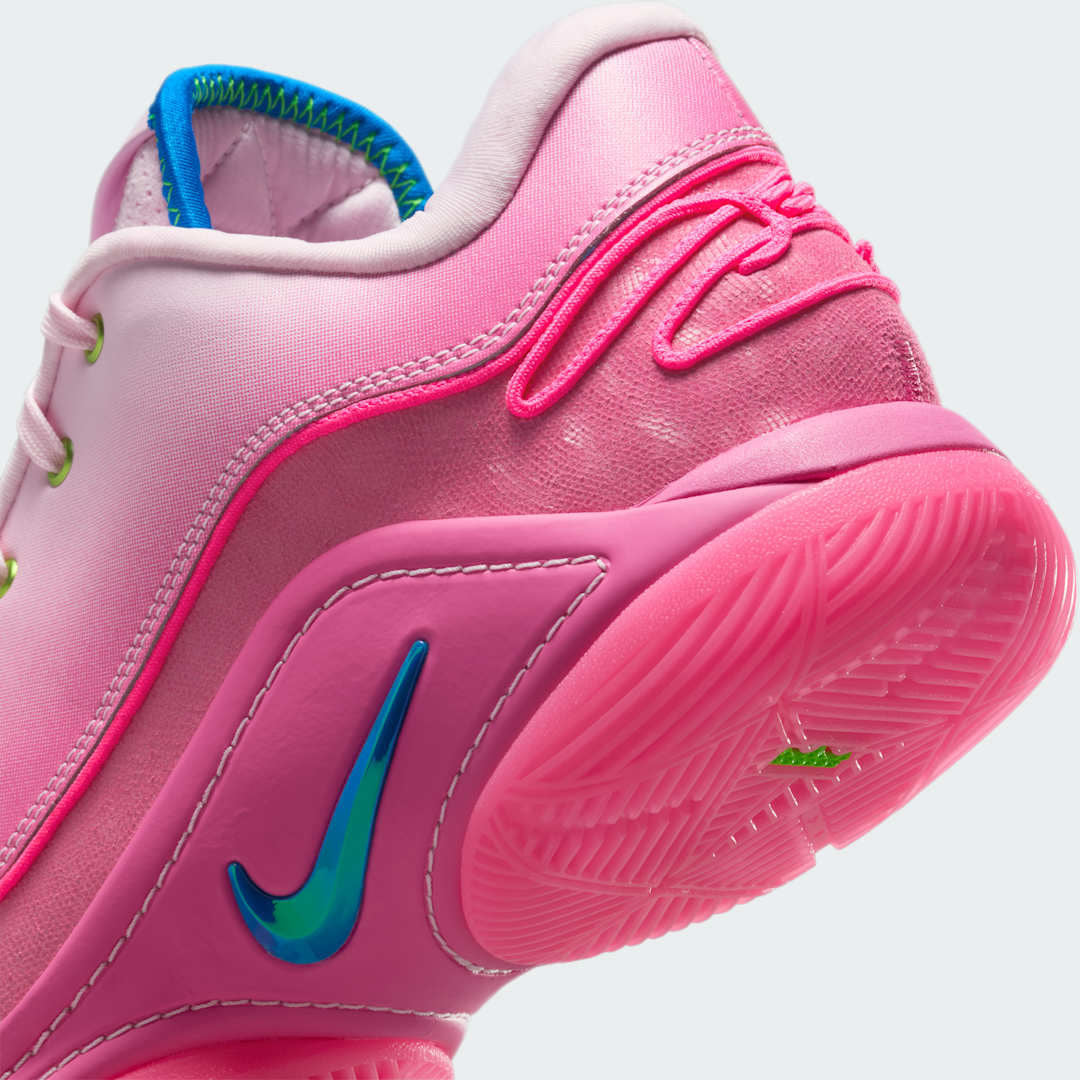 Detailed zoom on the outsole and midsole of the Nike LeBron XXII SN basketball trainers, highlighting the robust rubber traction, responsive foam, and visible Zoom Air units.