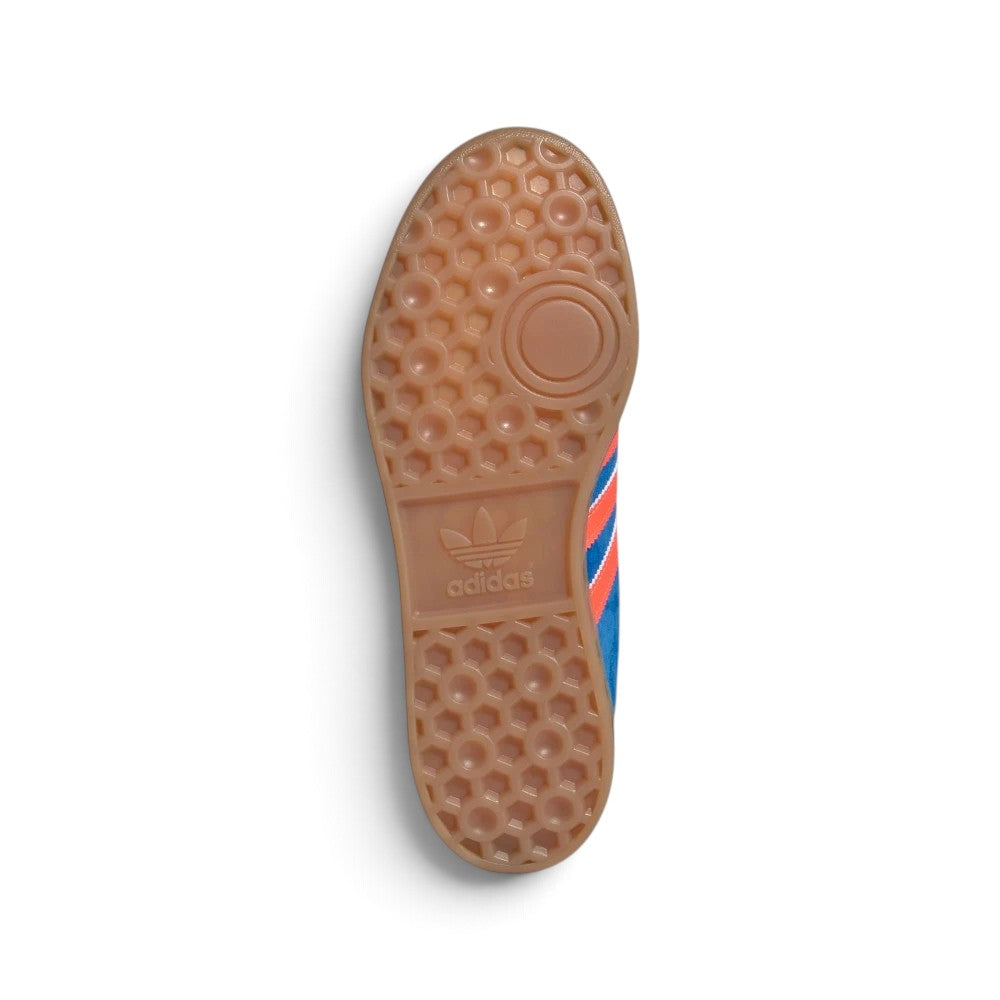 Displays the full-length Gum 3 rubber outsole, showcasing the iconic honeycomb suction lugs, forefoot pivot circle, and embossed adidas Trefoil branding across the central shank zone.