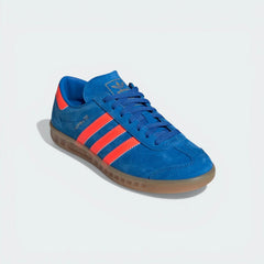Emphasising the clean T-toe construction and the vibrant orange-on-blue colour blocking.