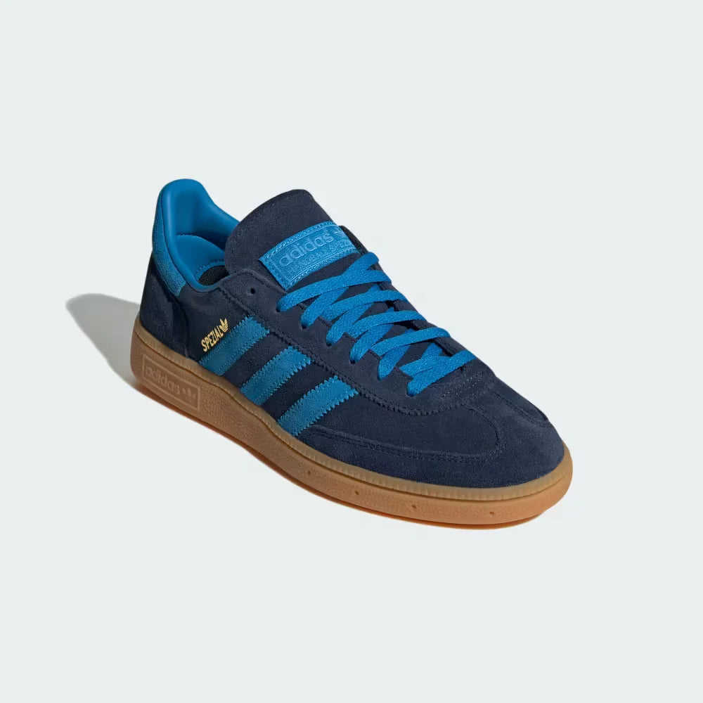 Emphasising the T-toe overlay and the vibrant blue-on-navy colour blocking.
