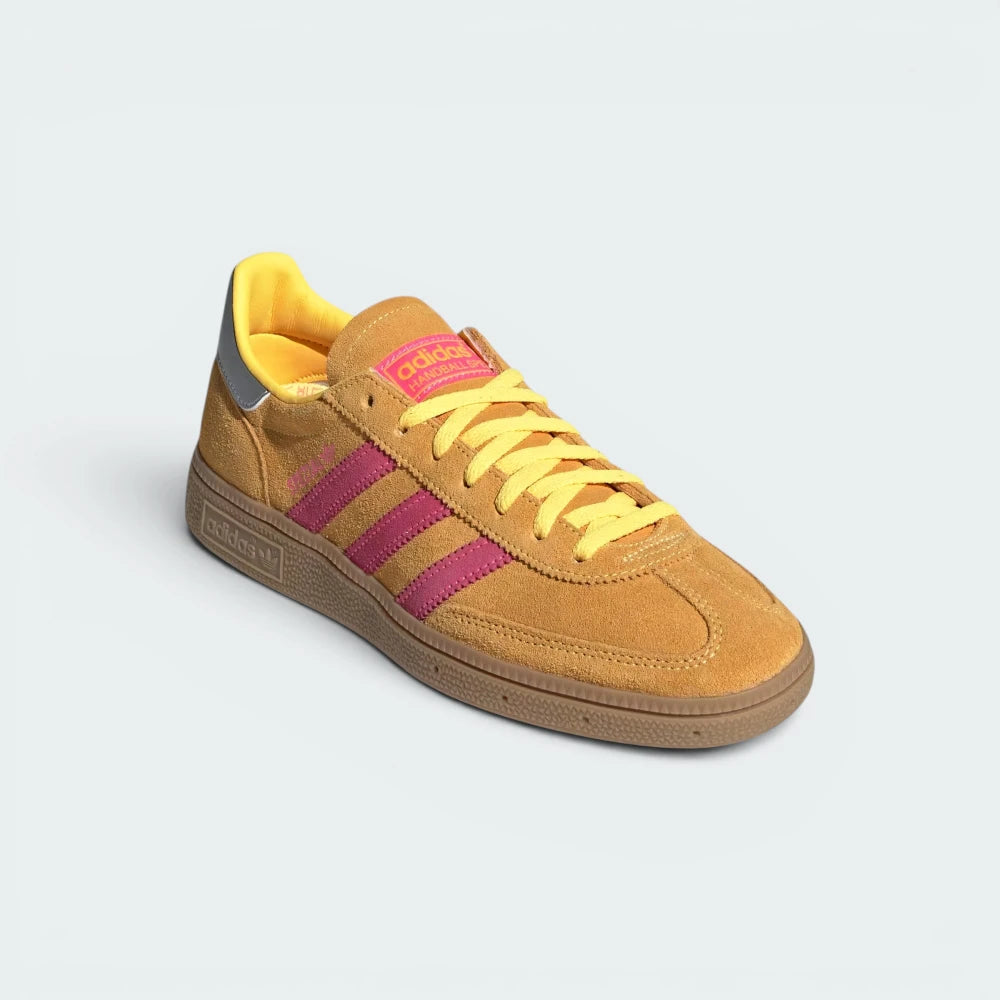 Emphasising the classic low-top terrace silhouette and the professional distribution of the bright pink leather heel overlays.