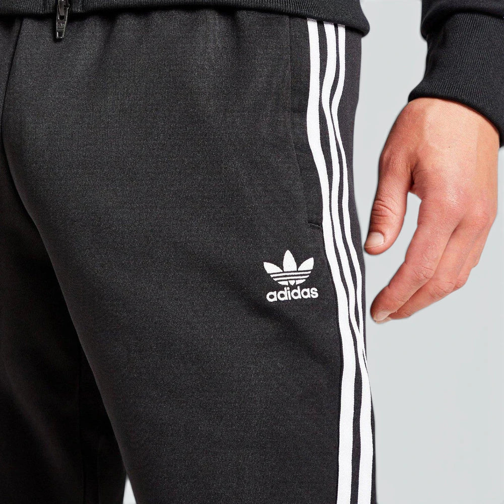 Highlights the "unreal" low-profile finish of the hidden front zipped pockets and stable seam joining.