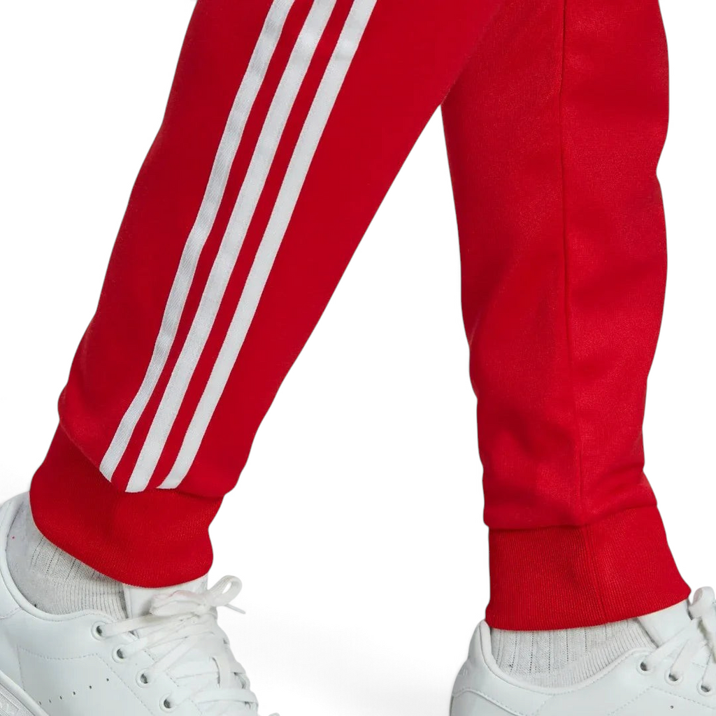 Detailed zoom on the elastic waistband with drawcord or the ribbed ankle cuff of the Adidas Superstar Track Pants, highlighting the adjustable fit and clean finish.