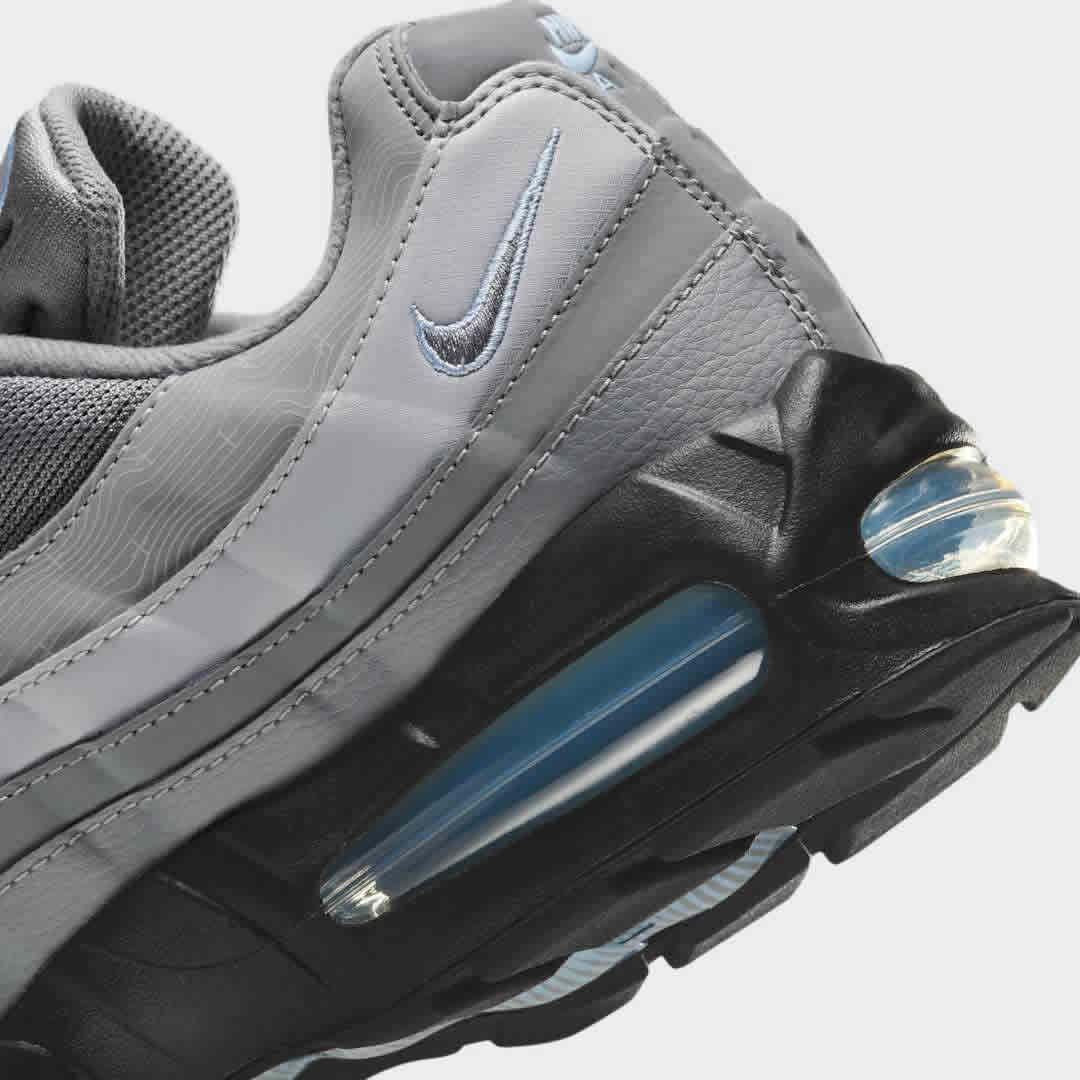 Detailed zoom on the outsole and midsole of the Nike Air Max 95 OG Men's running shoes, highlighting the cushioned foam and visible Max Air units.