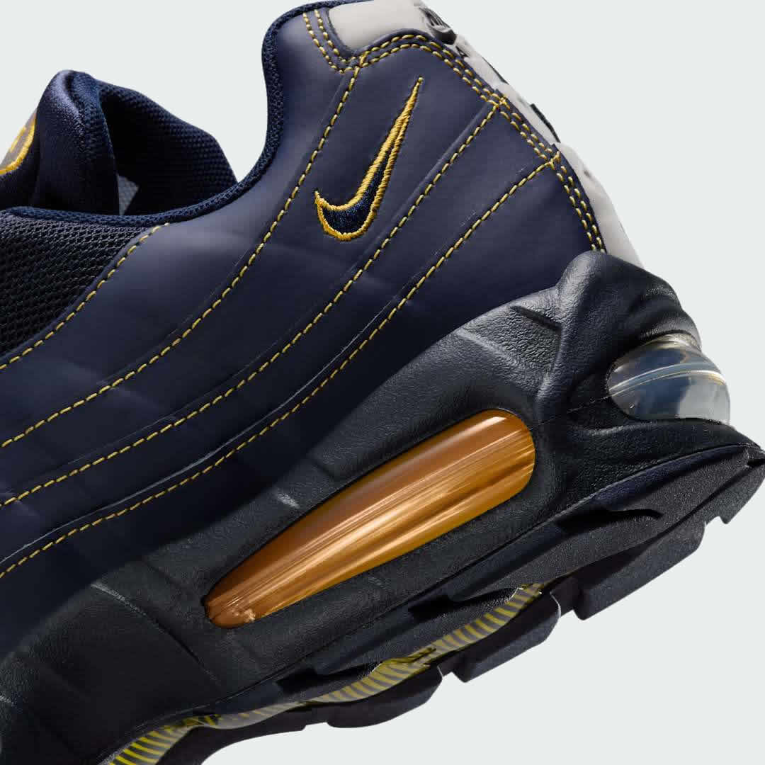 Detailed zoom on the outsole and midsole of the Nike Air Max 95 OG Men's running shoes, highlighting the cushioned foam and visible Max Air units.