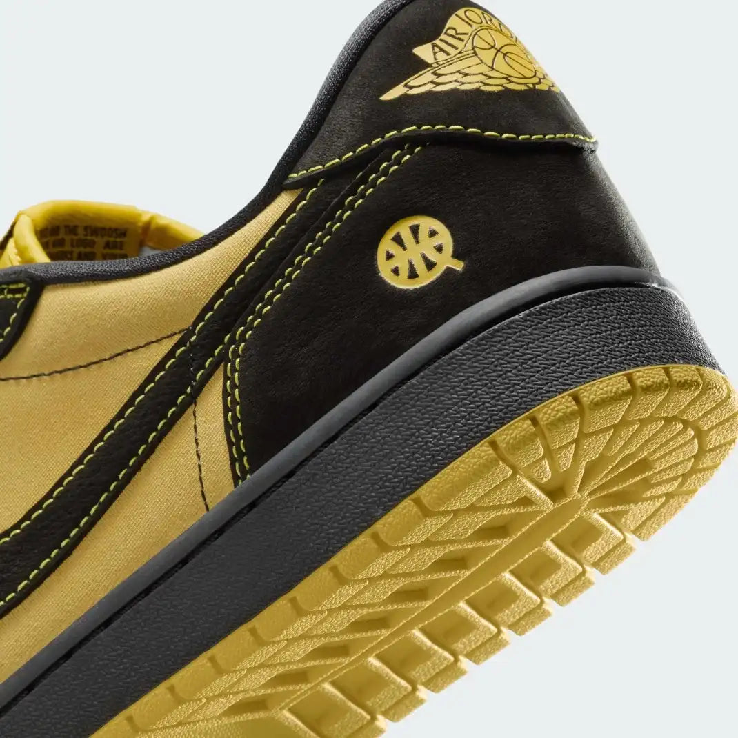 Detailed zoom on the outsole and midsole of the Air Jordan 1 Retro Low OG Q54 men's trainers, highlighting the cushioned midsole and durable rubber outsole.