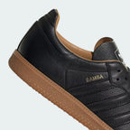 Detailed zoom on the junction between the black leather upper and the gum sole, showing the artisanal assembly and durable materials.