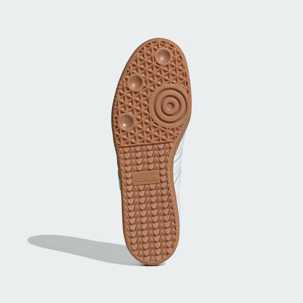 Displays the classic concentric-circle and herringbone traction pattern of the solid gum rubber sole, engineered for unreal everyday street grip and historical tracking accuracy.