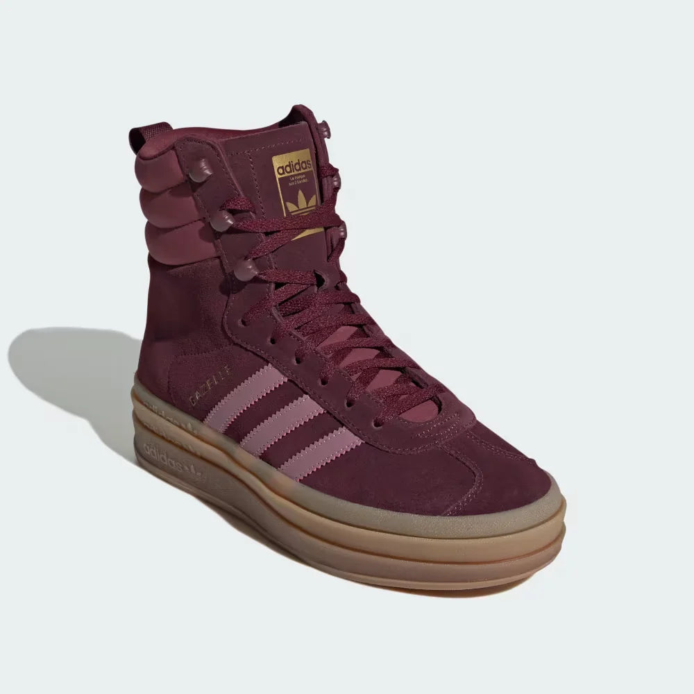 Emphasising the T-toe overlay and the striking orchid-on-maroon colour blocking.