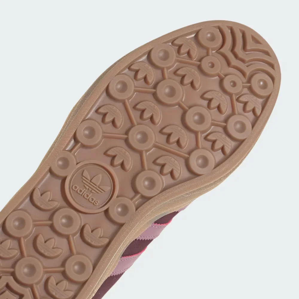 Outsole in gum coloured rubber featuring the trefoil logo grip