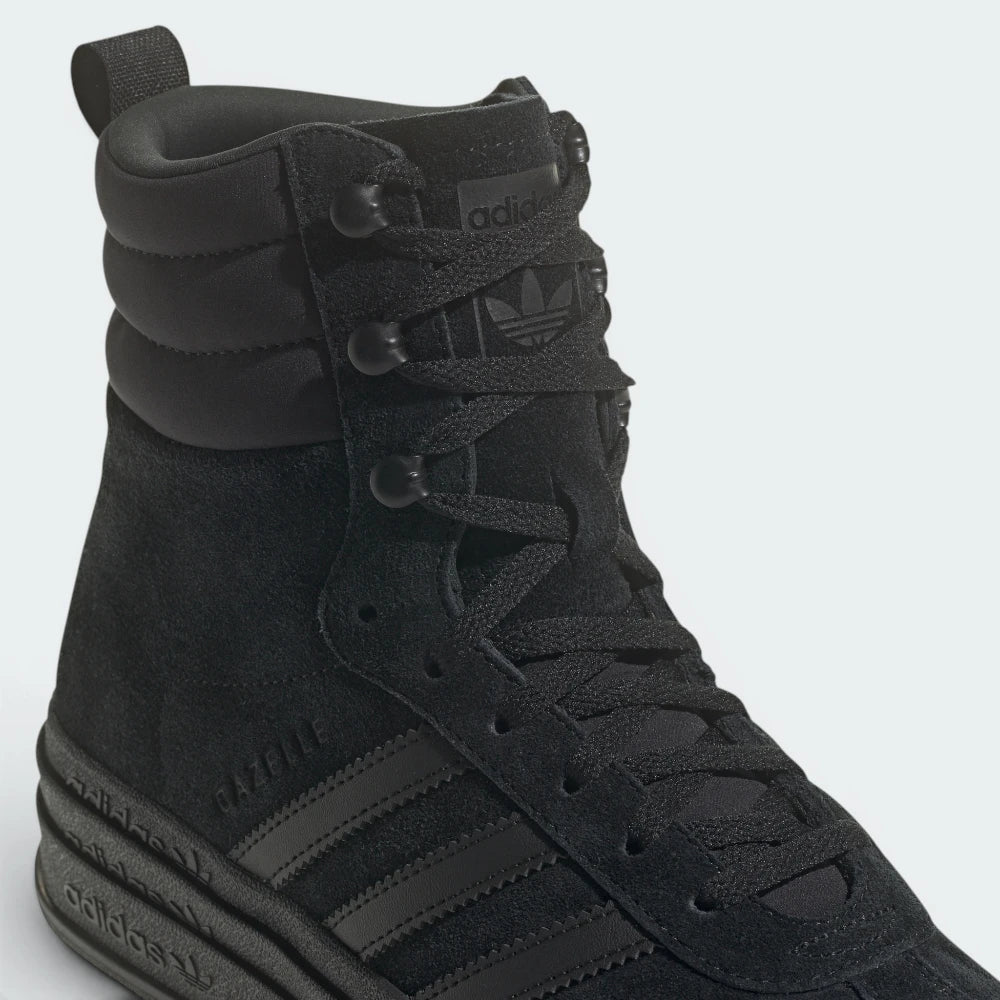 Highlights the "unreal" structured lines where the platform layers meet, accentuating a stable and robust build.