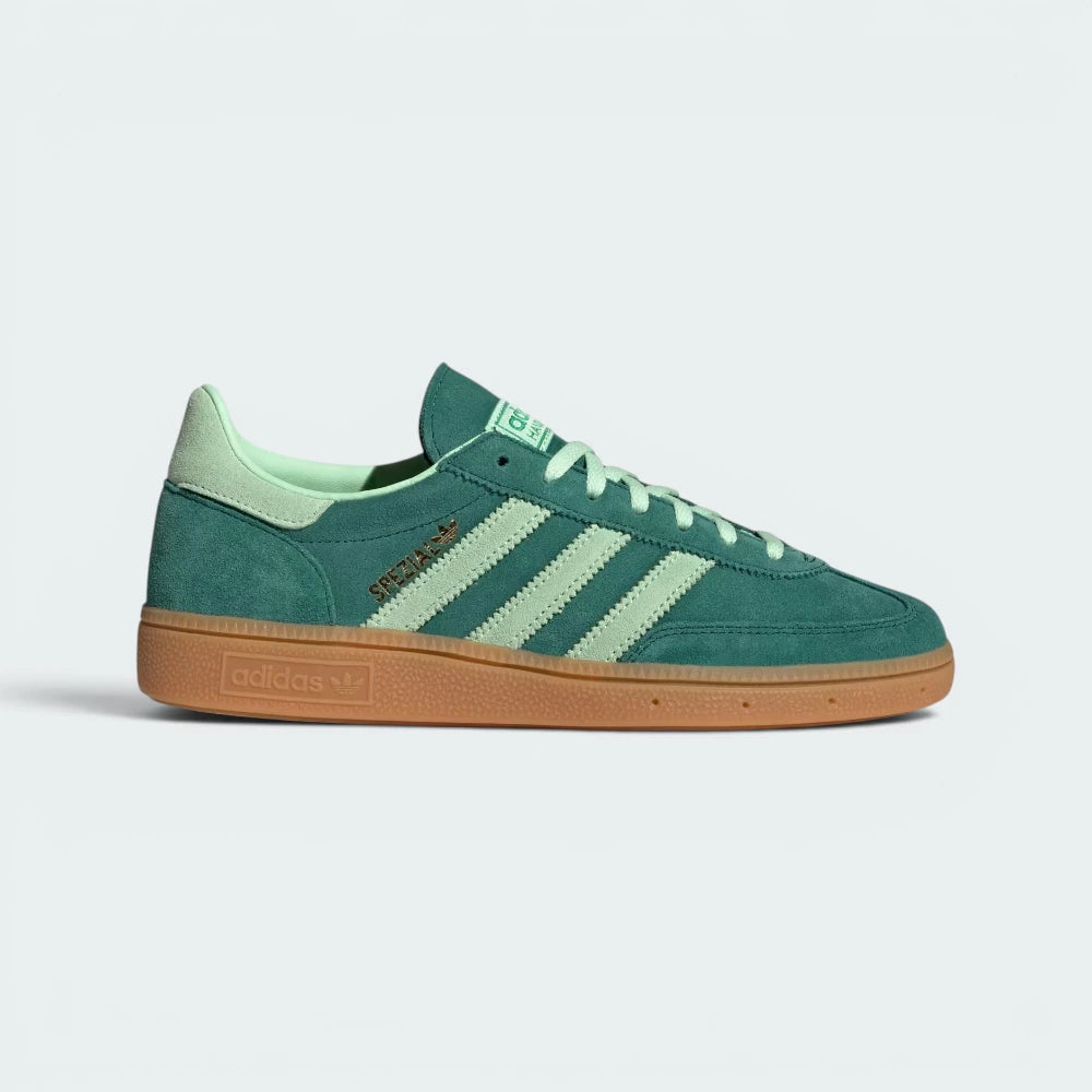 Highlights the high-velocity sweep of the tonal suede 3-Stripes and the professional, velvety depth of the burgundy panels accented by the gleaming metallic foil Spezial text.