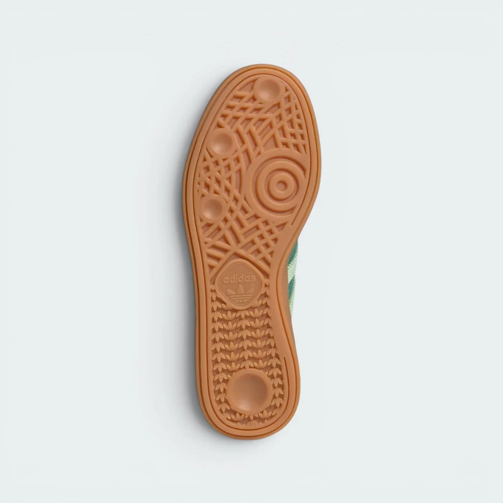 Displays the technical pivot-point geometric traction pattern of the gum rubber outsole, engineered for unreal everyday multi-surface street grip.