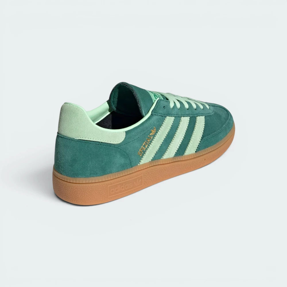 Focuses on the contoured shape of the structured heel counter and the clean finish of the low-profile gum sole casing.