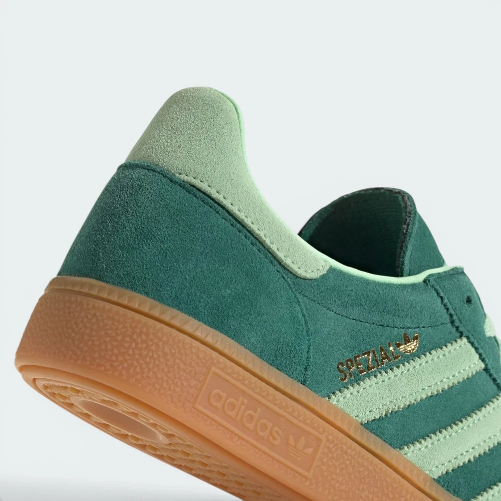 Highlights the "unreal" classic finish of the vintage gum rubber wall and its stable, robust bonding to the premium suede upper.