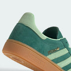 Highlights the "unreal" classic finish of the vintage gum rubber wall and its stable, robust bonding to the premium suede upper.