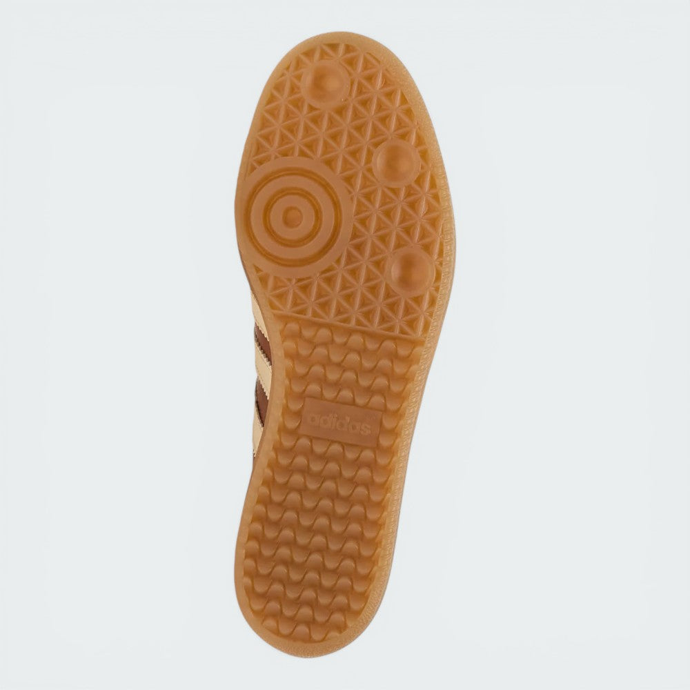The classic dark gum rubber traction pattern, showcasing the heritage indoor-football design.