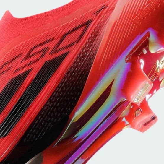 Detailed zoom on the dual-plate system and the Lightstrike Pro foam, showcasing the engineering behind the boot's propulsive force.