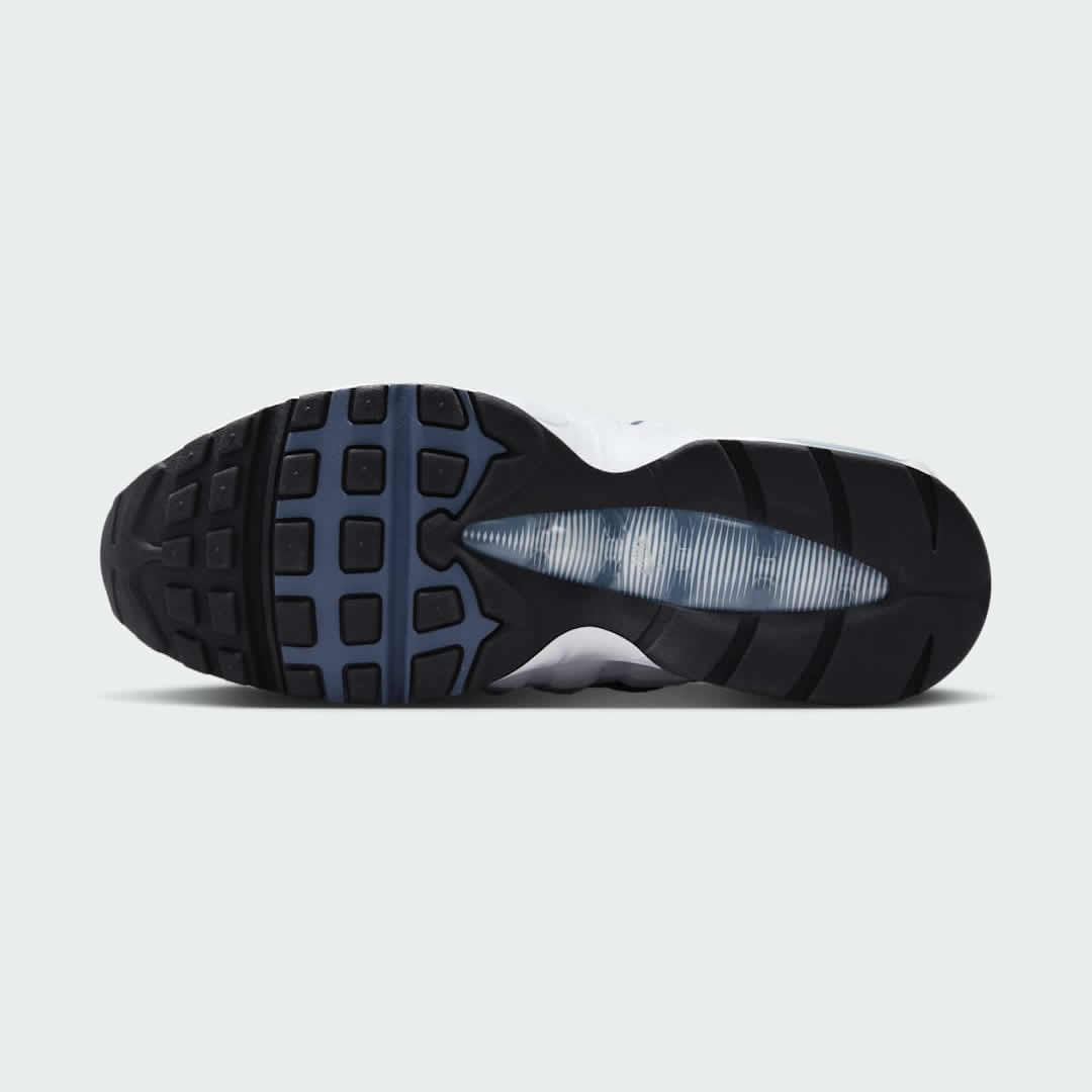 View of the outsole of the Nike Air Max 95 OG Men's white running shoes, showing the durable rubber waffle tread pattern.