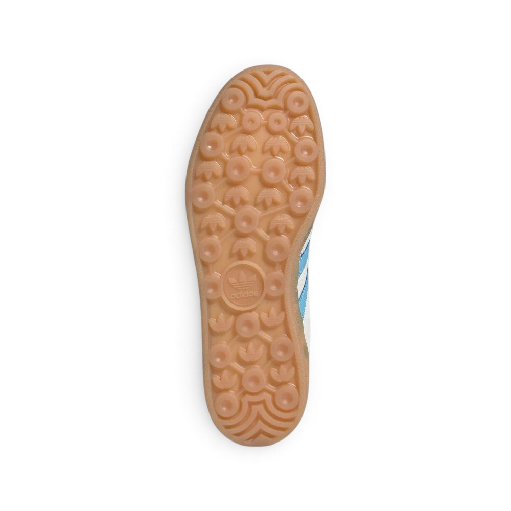 Displays the classic full-coverage rubber outsole grid pattern, engineered for unreal everyday multi-surface street grip.