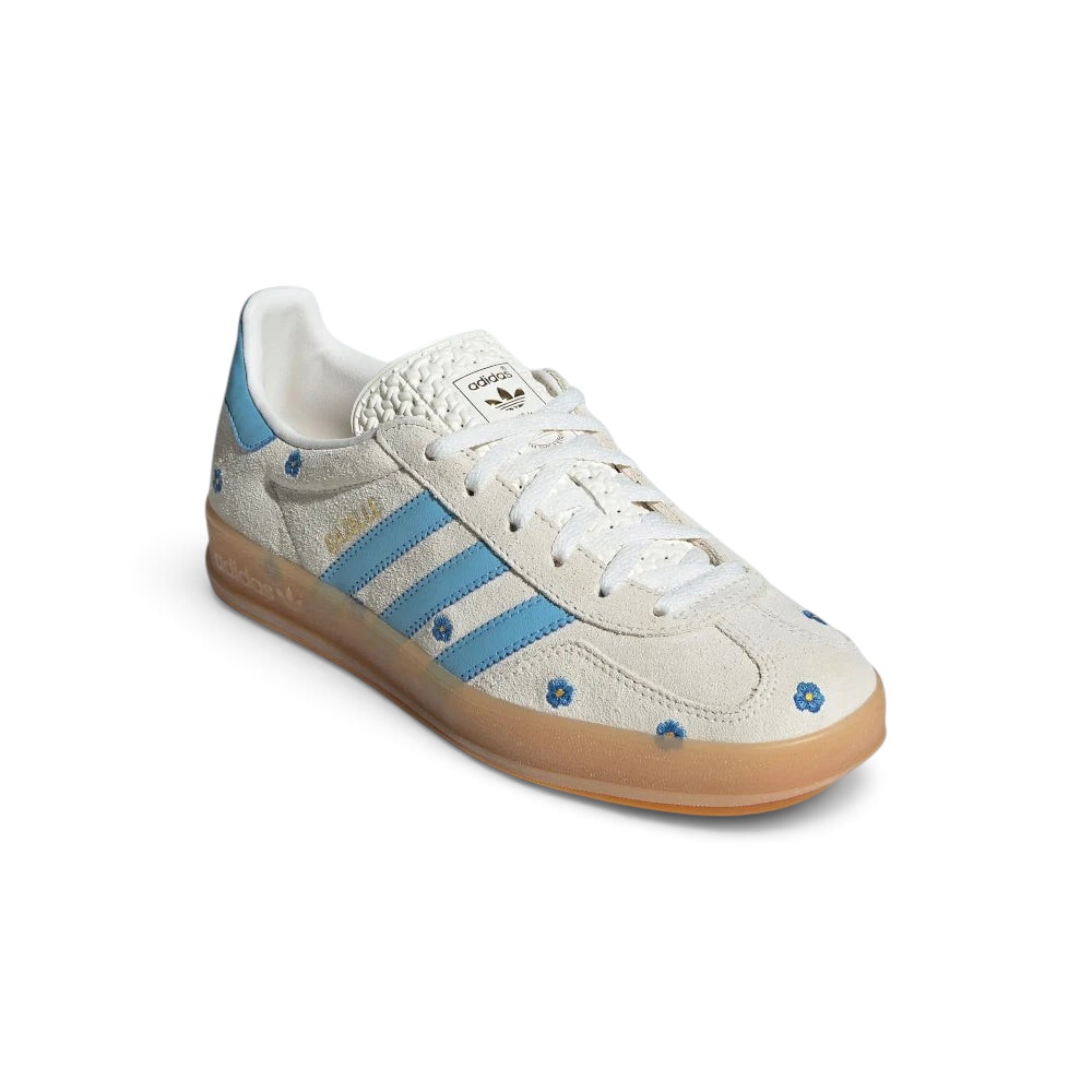 Emphasising the low-profile casual silhouette and the professional distribution of the bright blue leather heel overlays.